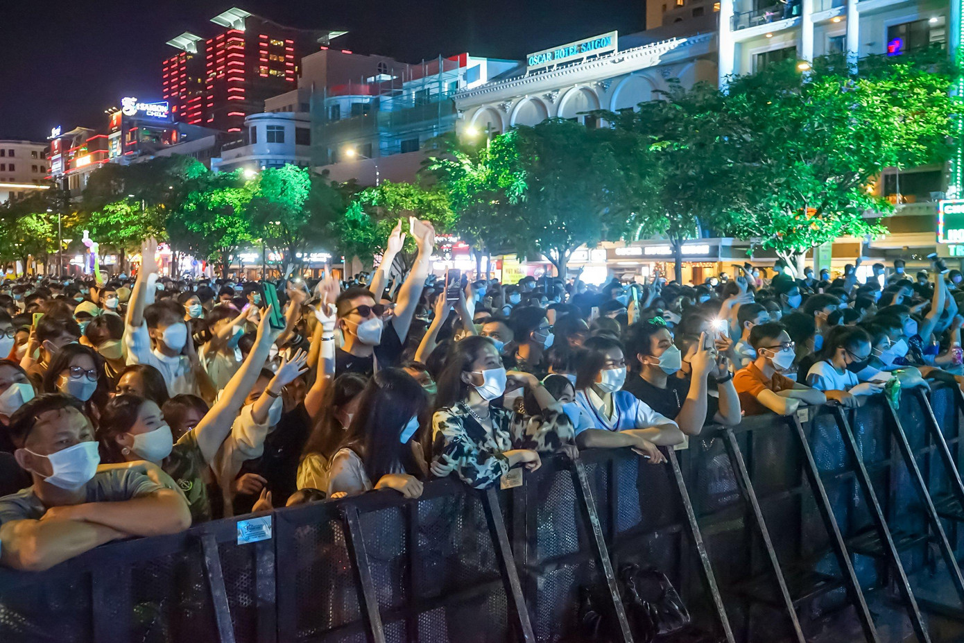 Dẫu tình hình dịch bệnh vẫn còn rất phức tạp, người dân hân hoan tìm về đây thưởng thức bữa tiệc âm thanh, ánh sáng trong ngày cuối năm.