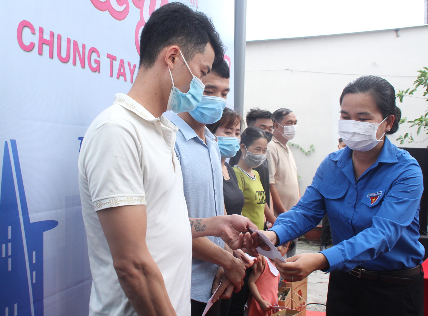 Mỗi phần quà trị giá 1.200.000 đồng, gồm tiền mặt và các vật phẩm thiết yếu