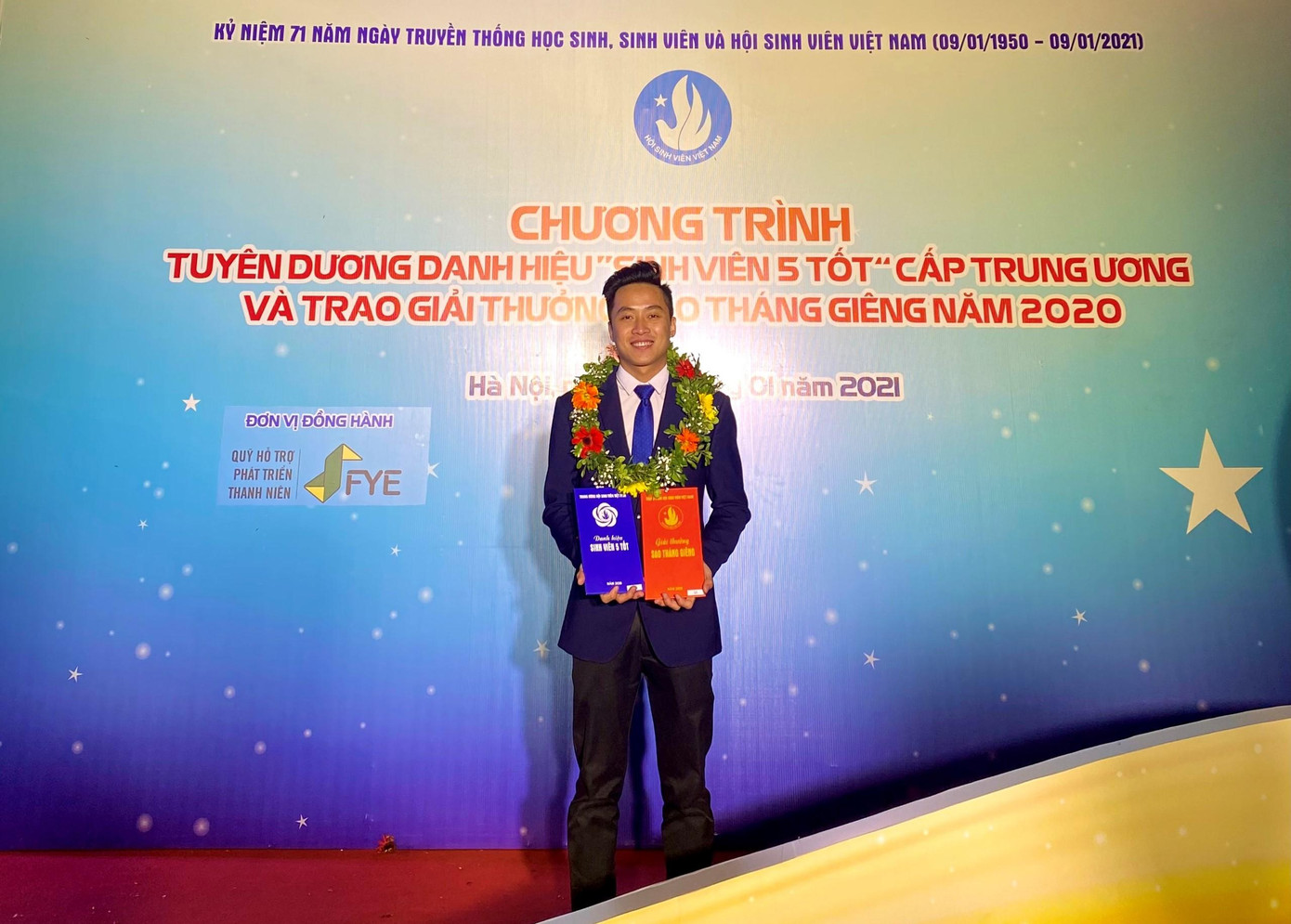 Mới đây, chàng trai năng động này nhận cú đúp giải thưởng danh giá là "Sinh viên 5 tốt" cấp Trung ương và "Sao tháng Giêng" của Trung ương Hội Sinh viên Việt Nam. Nguyễn Hải Nhân là sinh viên đầu tiên của Trường Cao đẳng Kinh tế TPHCM nhận cùng lúc hai danh hiệu trên. Mới đây, chàng trai năng động này nhận cú đúp giải thưởng danh giá là "Sinh viên 5 tốt" cấp Trung ương và "Sao tháng Giêng" của Trung ương Hội Sinh viên Việt Nam. Nguyễn Hải Nhân là sinh viên đầu tiên của Trường Cao đẳng Kinh tế TPHCM nhận cùng lúc hai danh hiệu trên.