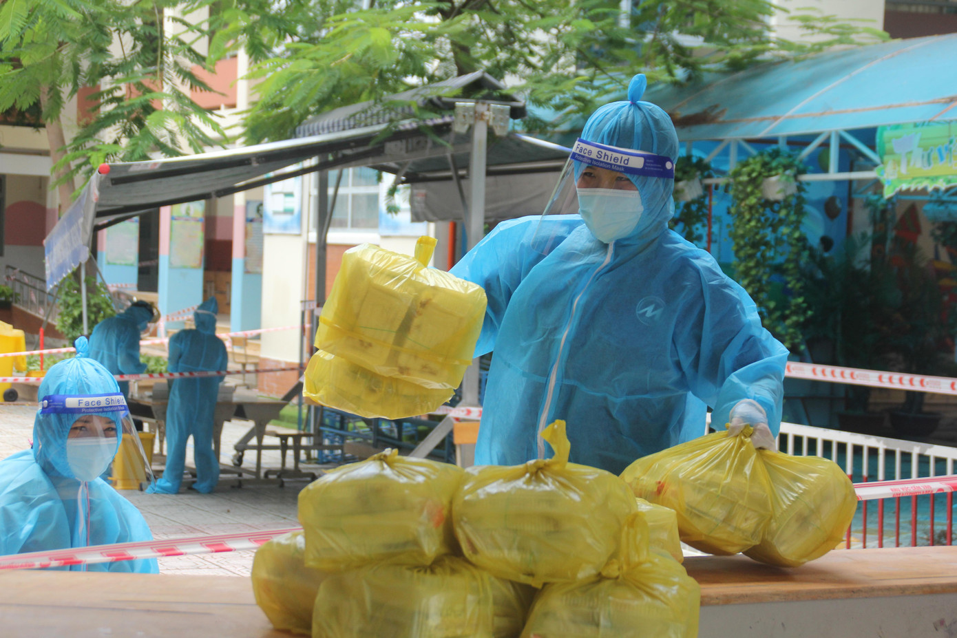 Lưu Thị Hồng đến nay đã trải qua gần hai tháng liên tục tham gia nhiều hoạt động tình nguyện khác nhau ở nhiều địa bàn TPHCM, từ trực chốt giao thông ở Gò Vấp ngay những ngày đầu thực hiện Chỉ thị 16 cho đến hỗ trợ điểm tiêm vắc xin, hỗ trợ lấy mẫu, nhập liệu, đi siêu thị, trực chốt điểm phong tỏa ở quận Bình Tân... Và hiện tại, nữ sinh quê Bắc Ninh cùng các bạn sinh viên "trực chiến" ở khu cách ly trong trường tiểu học này để giúp đỡ các ca F0.