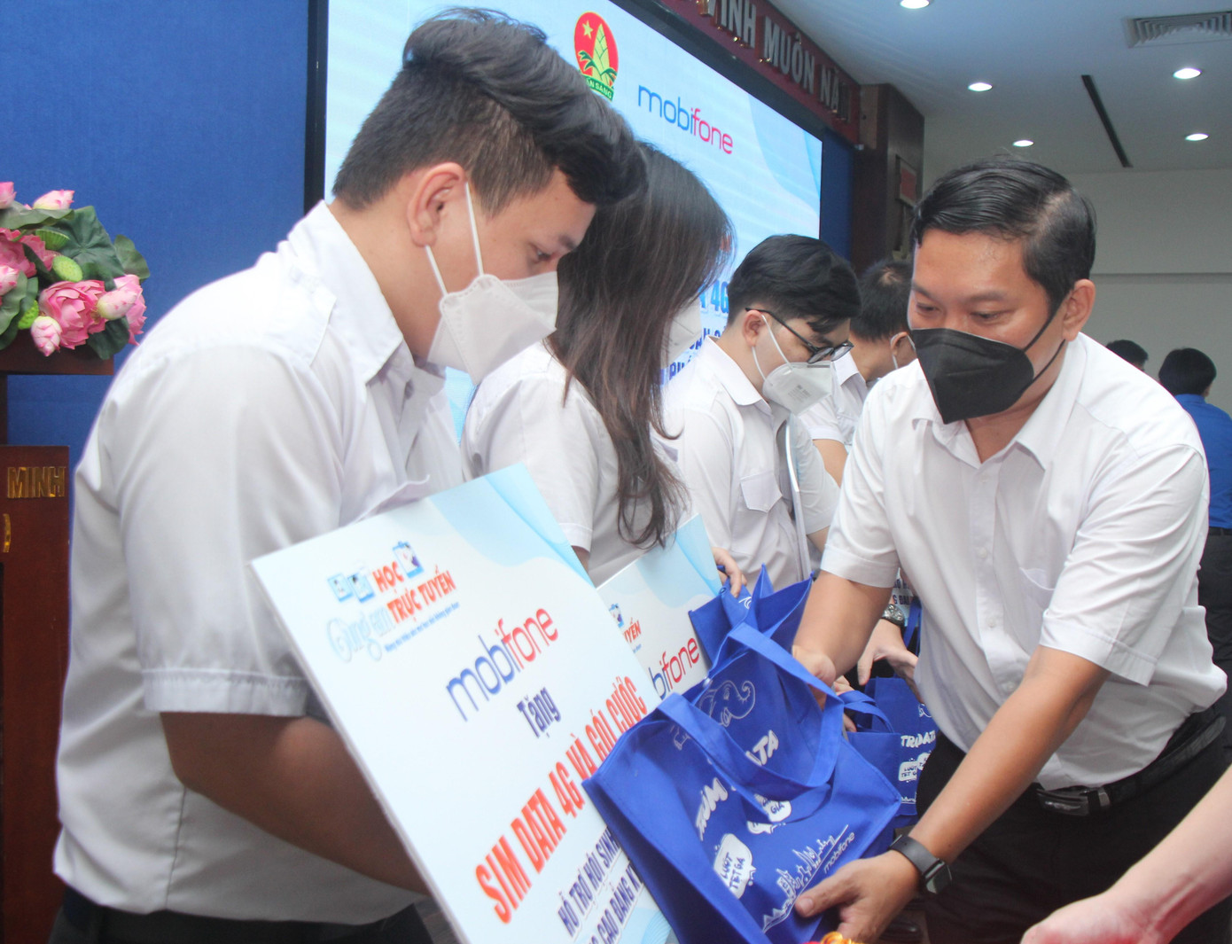 Chương trình dành tặng 7.000 sim cho các bạn sinh viên và 8.000 sim cho các em học sinh.