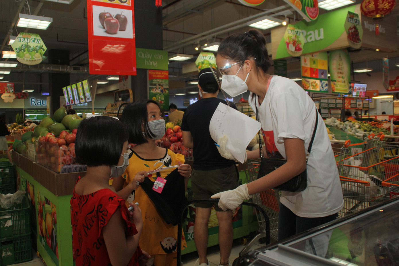 Trong một lần đi chợ thay người dân những ngày giãn cách xã hội, khi đang tìm thực phẩm, Ngọc Châu bất ngờ gặp hai em nhỏ đi mua đồ cho mẹ nhưng thiếu tiền. Bạn nhỏ này tiến đến nhờ trợ giúp. Hiểu được hoàn cảnh, Ngọc Châu rút ví tặng các em một số tiền để mua hàng. Ảnh: Ngô Tùng Trong một lần đi chợ thay người dân những ngày giãn cách xã hội, khi đang tìm thực phẩm, Ngọc Châu bất ngờ gặp hai em nhỏ đi mua đồ cho mẹ nhưng thiếu tiền. Bạn nhỏ này tiến đến nhờ trợ giúp. Hiểu được hoàn cảnh, Ngọc Châu rút ví tặng các em một số tiền để mua hàng. Ảnh: Ngô Tùng