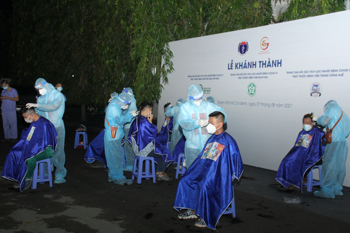 Đồng hành với các nghệ sỹ, nhiều ngày qua, nhóm thợ cắt tóc chuyên nghiệp cũng "khăn gói" đến các cơ sở điều trị bệnh nhân COVID để giúp các y bác sỹ, tình nguyện viên sửa sang mái tóc vốn đã quá dài sau nhiều tháng không cắt.