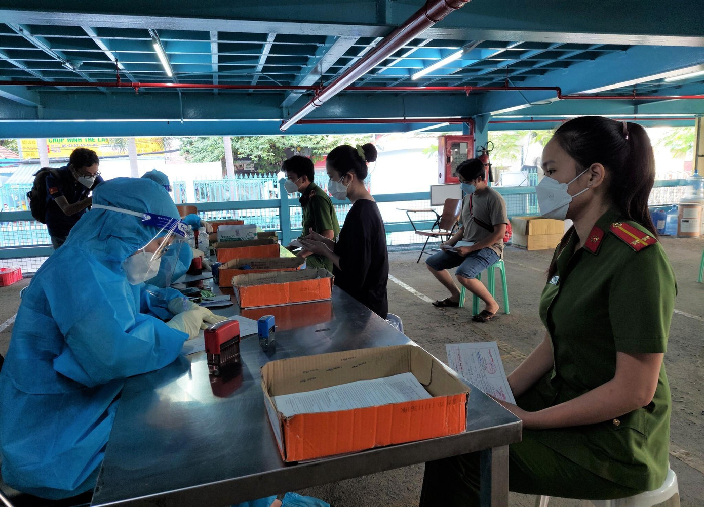 Lực lượng tuyến đầu là những người được ưu tiên tiêm mũi 3 ngay từ ngày đầu đợt tiêm.