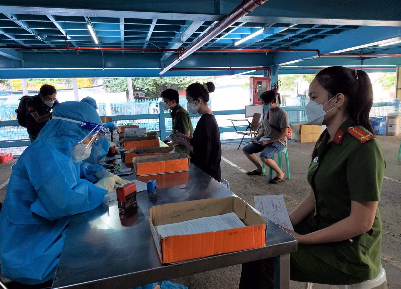 Lực lượng tuyến đầu là những người được ưu tiên tiêm mũi 3 ngay từ ngày đầu đợt tiêm.