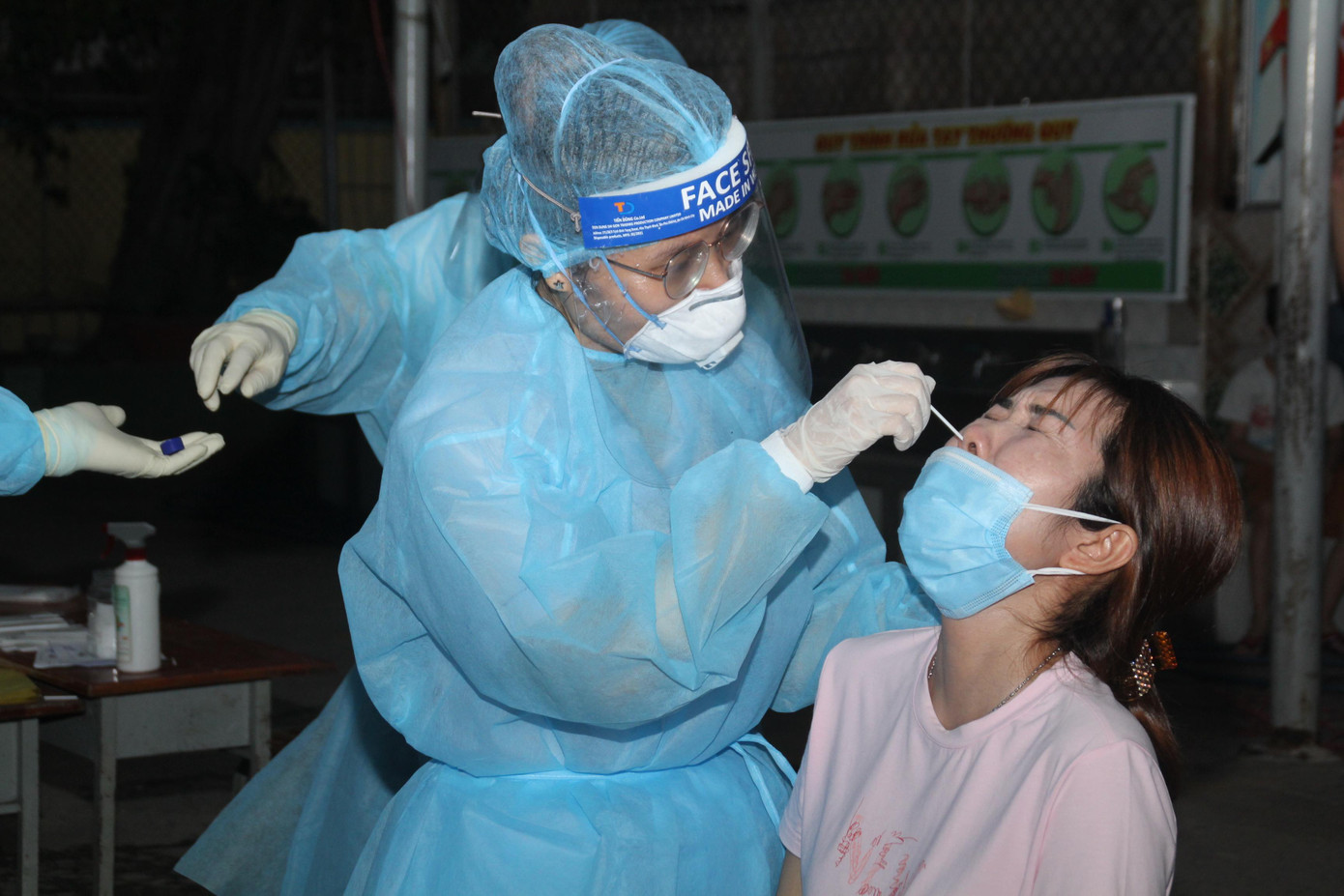 Đồng hành với các đồng nghiệp suốt nhiều giờ liền trong buổi làm việc, chị Nguyễn Ngọc Cát Tường (điều dưỡng Bệnh viện Y học Cổ truyền TPHCM) cho biết, khi bước vào nghề, chị đã xác định rõ tính chất, áp lực của công việc và đương đầu với nó. "Trong những lúc thế này, đương nhiên là không thể không sợ nhưng phải cố gắng vượt qua bởi bản thân mình là người nhân viên y tế thì phải đảm bảo an toàn cho chính mình và người dân. Bản thân mình phải vững vàng tâm lý để làm điểm tựa cho người dân nữa. Cùng với đó, nhờ sự quan tâm, chăm lo của các cấp lãnh đạo, anh chị em nên chúng tôi cũng vượt qua mọi khó khăn", điều dưỡng viên Nguyễn Ngọc Cát Tường tâm sự. Đồng hành với các đồng nghiệp suốt nhiều giờ liền trong buổi làm việc, chị Nguyễn Ngọc Cát Tường (điều dưỡng Bệnh viện Y học Cổ truyền TPHCM) cho biết, khi bước vào nghề, chị đã xác định rõ tính chất, áp lực của công việc và đương đầu với nó. "Trong những lúc thế này, đương nhiên là không thể không sợ nhưng phải cố gắng vượt qua bởi bản thân mình là người nhân viên y tế thì phải đảm bảo an toàn cho chính mình và người dân. Bản thân mình phải vững vàng tâm lý để làm điểm tựa cho người dân nữa. Cùng với đó, nhờ sự quan tâm, chăm lo của các cấp lãnh đạo, anh chị em nên chúng tôi cũng vượt qua mọi khó khăn", điều dưỡng viên Nguyễn Ngọc Cát Tường tâm sự.