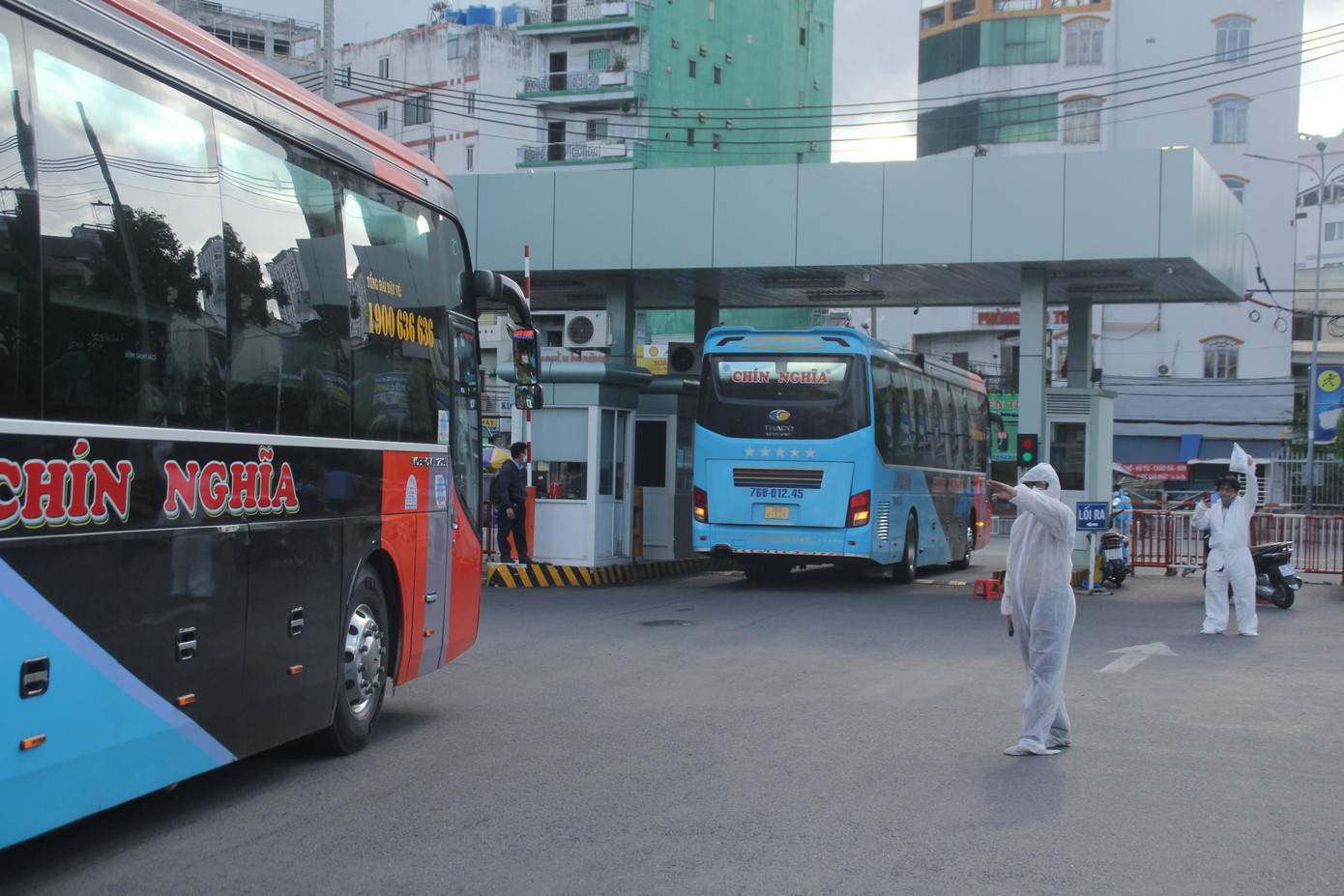 Ông Nguyễn Phi Long, Phó Chủ tịch Hội đồng hương tỉnh Quảng Ngãi tại TPHCM chào bà con lên đường về quê. Ông Nguyễn Phi Long, Phó Chủ tịch Hội đồng hương tỉnh Quảng Ngãi tại TPHCM chào bà con lên đường về quê.
