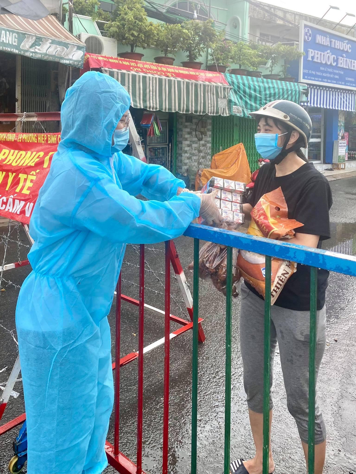 Yến Nhung gửi nhu yếu phẩm tại một khu cách ly ở TP. Thủ Đức. (Ảnh: NVCC) Yến Nhung gửi nhu yếu phẩm tại một khu cách ly ở TP. Thủ Đức. (Ảnh: NVCC)