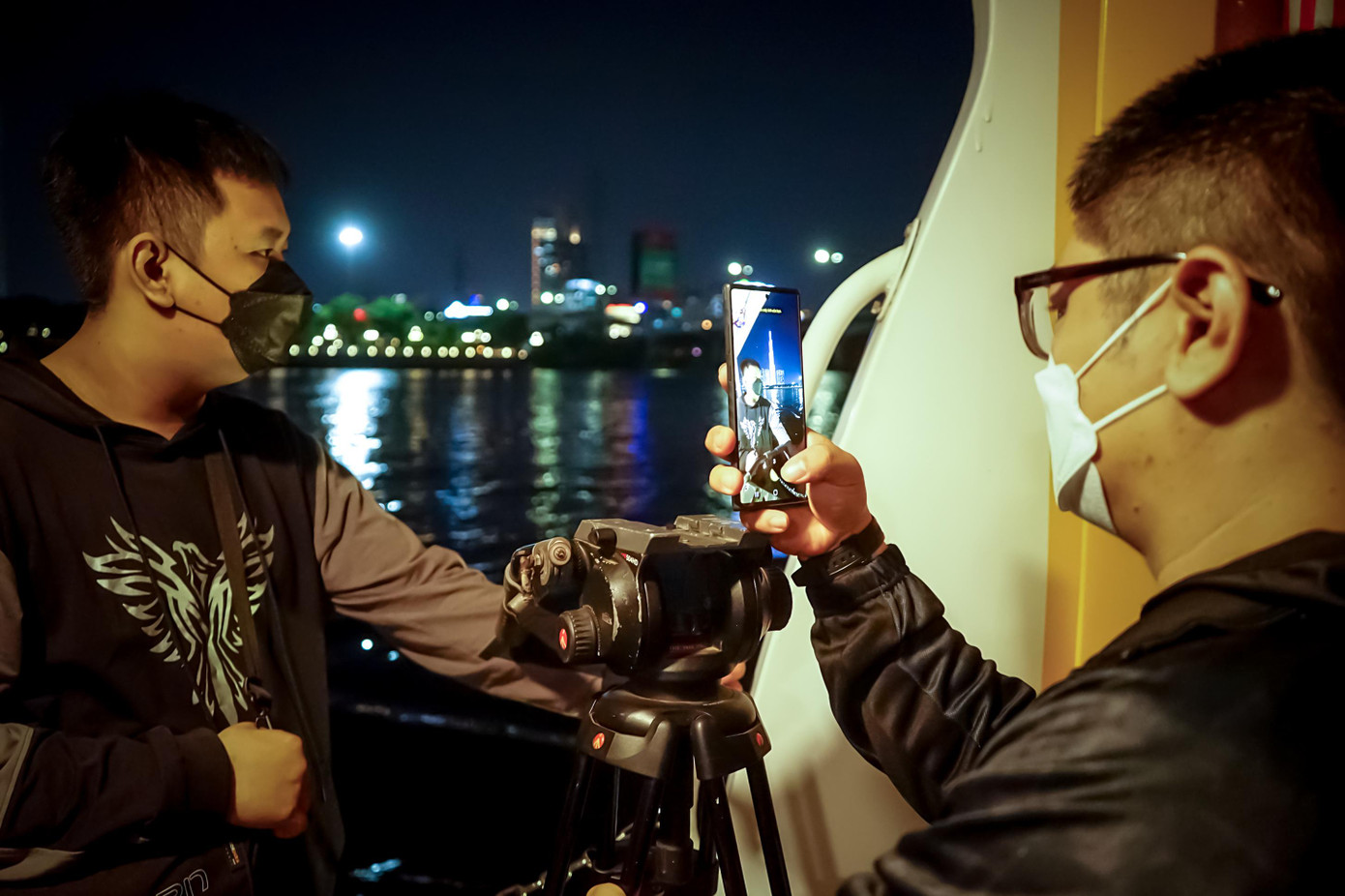 Trong lúc buýt sông đang di chuyển, nhiều du khách tranh thủ quay video, chụp ảnh để lưu lại trải nghiệm mới mẻ này.