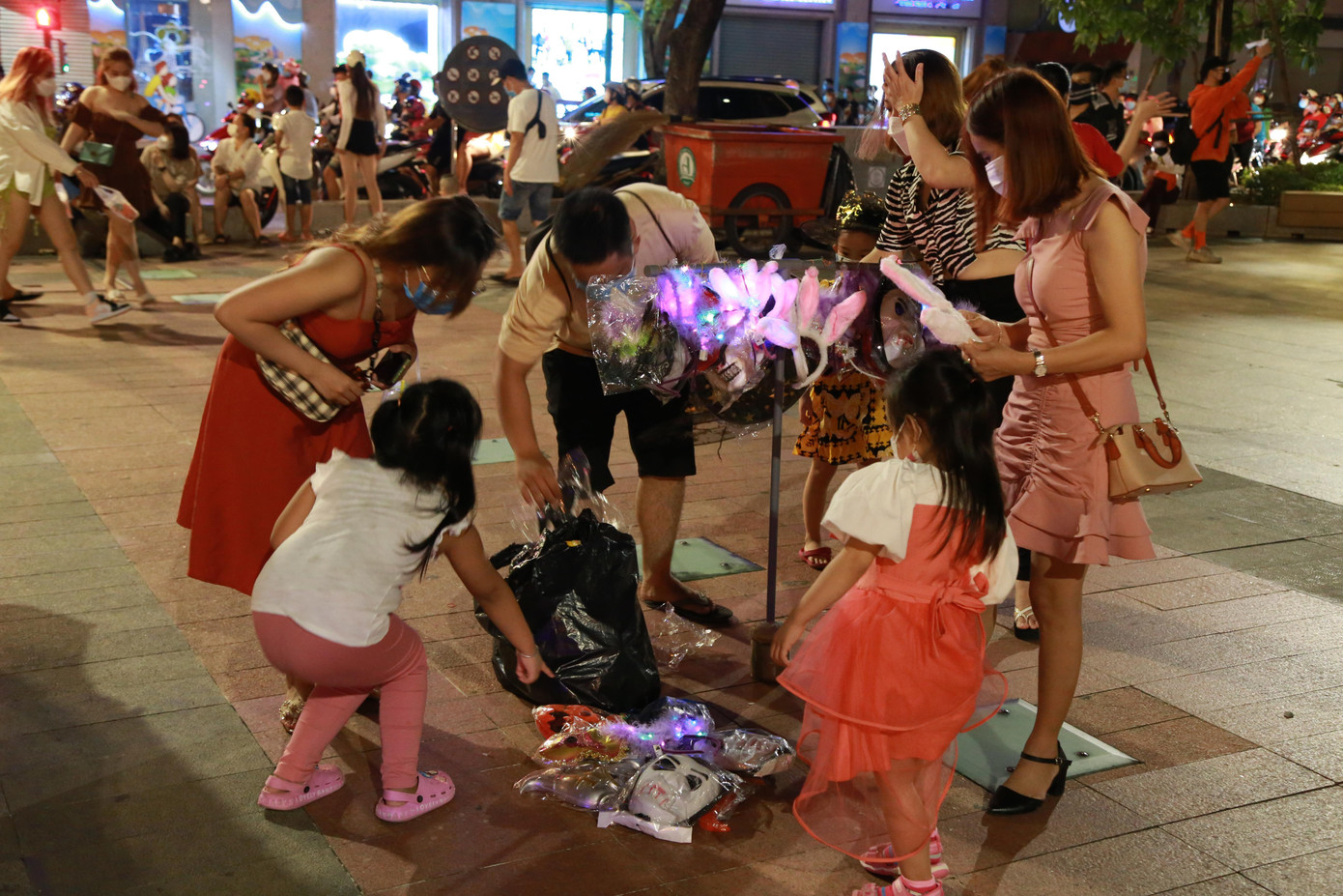 Bố mẹ mua vật phẩm hóa trang cho con.