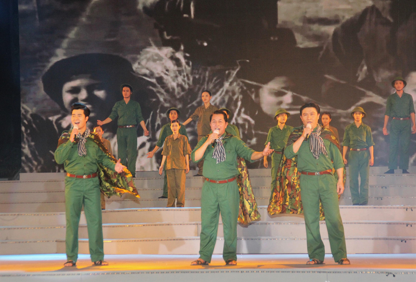 Tam ca Đào Mác - Thanh Sử - Thế Vĩ với liên khúc "Việt Nam trên đường chúng ta đi" và "Miền Nam ơi, chúng tôi sẵn sàng"