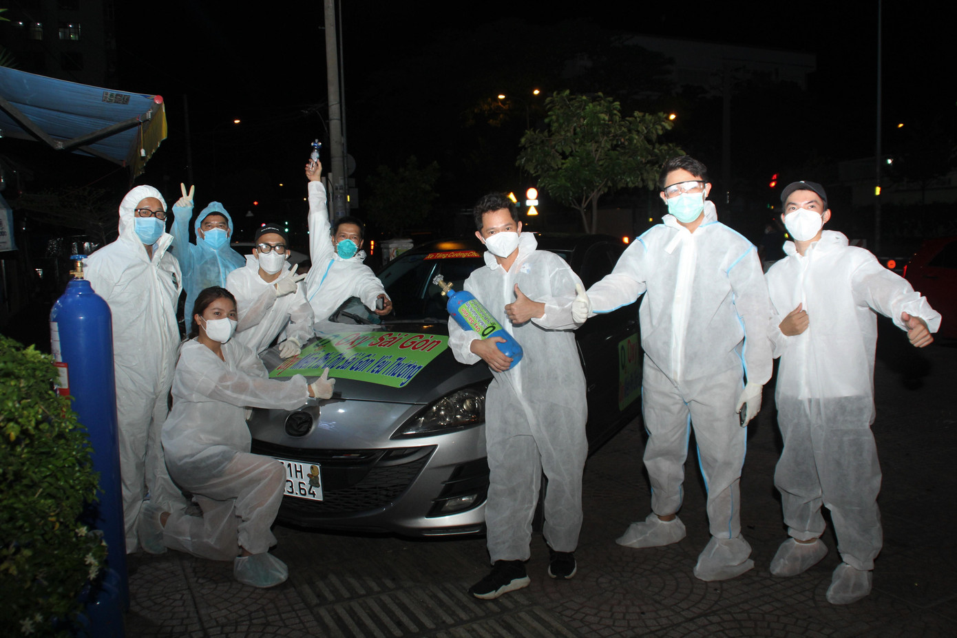 Các thành viên Oxy Sài Gòn trong một ca làm việc đêm. Các thành viên Oxy Sài Gòn trong một ca làm việc đêm.