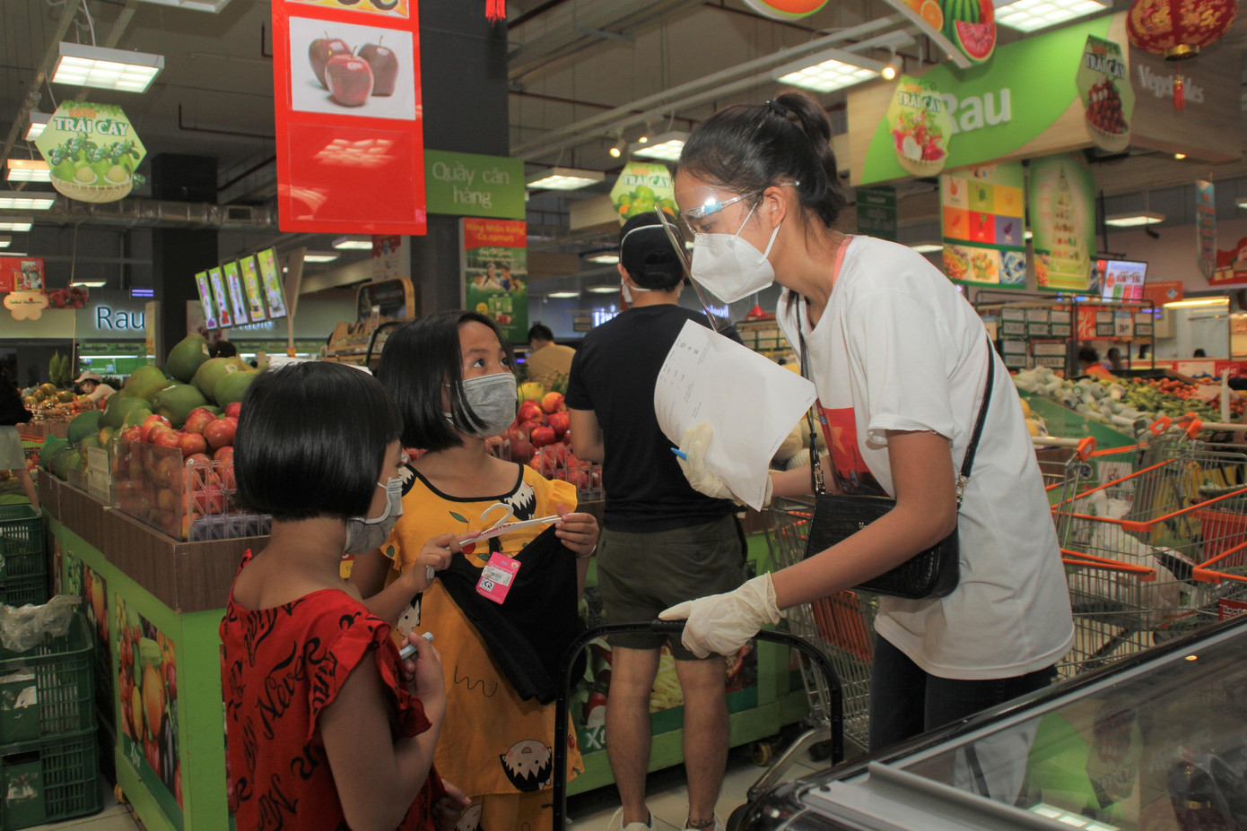 Những ngày thành phố thực hiện giãn cách xã hội để tăng cường chống dịch, Hoa hậu Ngọc Châu cùng các đồng nghiệp có thêm một công việc mới: đi chợ giúp dân trong khu phong tỏa, cách ly. Trong ảnh: Bất ngờ gặp hai em nhỏ đi mua đồ cho mẹ nhưng thiếu tiền và nhờ trợ giúp, Ngọc Châu gửi tặng hai em một số tiền để mua hàng.