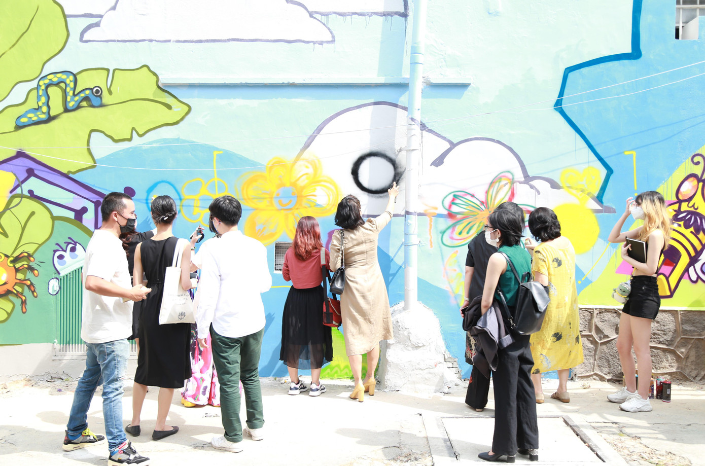 Trong ngày hoàn thành các bức vẽ, các họa sĩ có dịp gặp gỡ bạn bè, người yêu tranh đến cùng điểm tô thêm thắt cho tác phẩm đồng thời sẻ chia, trao đổi về quá trình thực hiện.