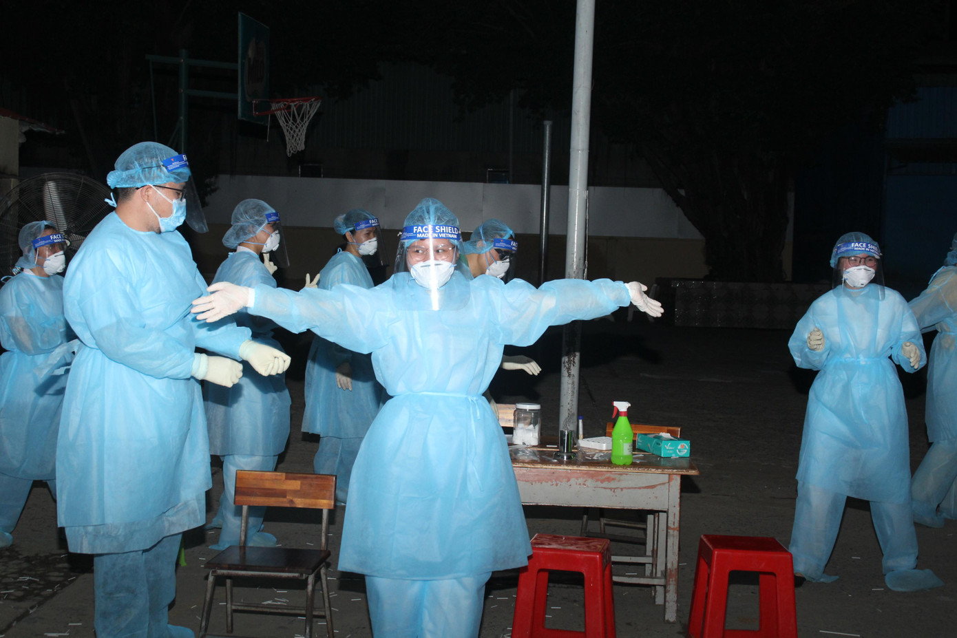 Mấy ngày qua, khi thành phố xuất hiện các ca nhiễm hoặc nghi nhiễm, chị Cát Tường lại cùng đồng nghiệp lao vào hầu hết các "điểm nóng" để nhanh chóng truy vết dịch, ngăn ngừa lây lan trong cộng đồng. Mấy ngày qua, khi thành phố xuất hiện các ca nhiễm hoặc nghi nhiễm, chị Cát Tường lại cùng đồng nghiệp lao vào hầu hết các "điểm nóng" để nhanh chóng truy vết dịch, ngăn ngừa lây lan trong cộng đồng.