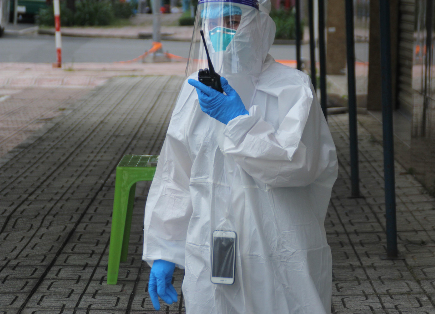 Nữ nhân viên y tế liên lạc với bộ phận điều hành trong lúc tiếp nhận bệnh nhân mới. Nữ nhân viên y tế liên lạc với bộ phận điều hành trong lúc tiếp nhận bệnh nhân mới.