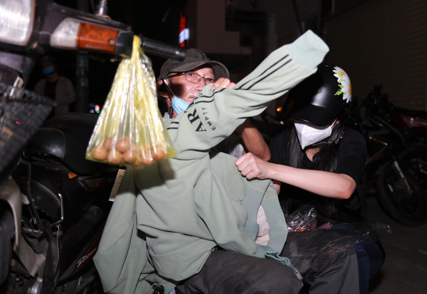 Dừng chân ở điểm phát đầu tiên gần chợ Bến Thành, Phương dừng lại tặng ông Sơn làm nghề chạy xe ôm một chiếc áo phù hợp với ông sau khi đã thử một chiếc trước đó. Dừng chân ở điểm phát đầu tiên gần chợ Bến Thành, Phương dừng lại tặng ông Sơn làm nghề chạy xe ôm một chiếc áo phù hợp với ông sau khi đã thử một chiếc trước đó.