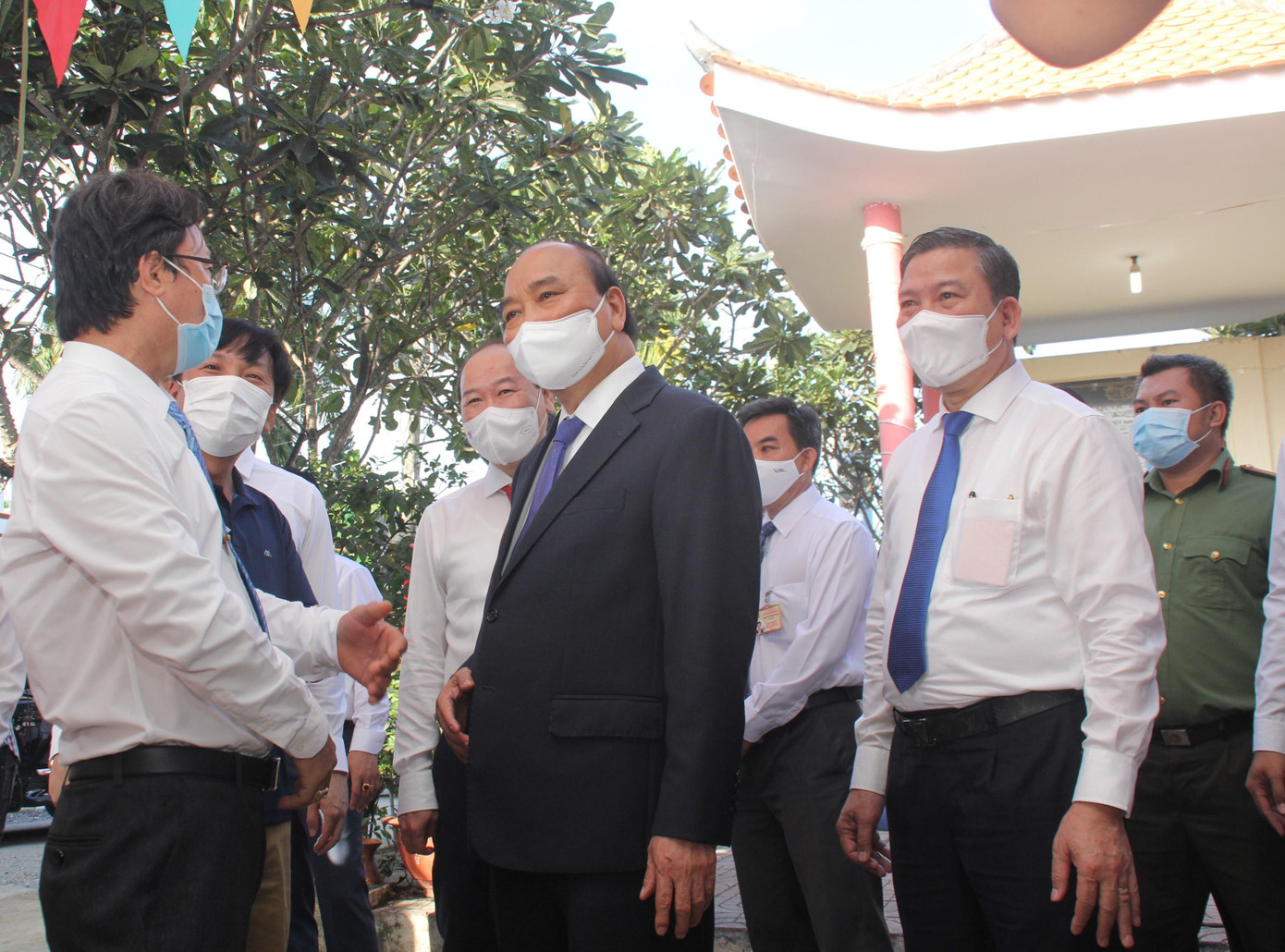 Chủ tịch nước Nguyễn Xuân Phúc trao đổi cùng các cử tri Củ Chi