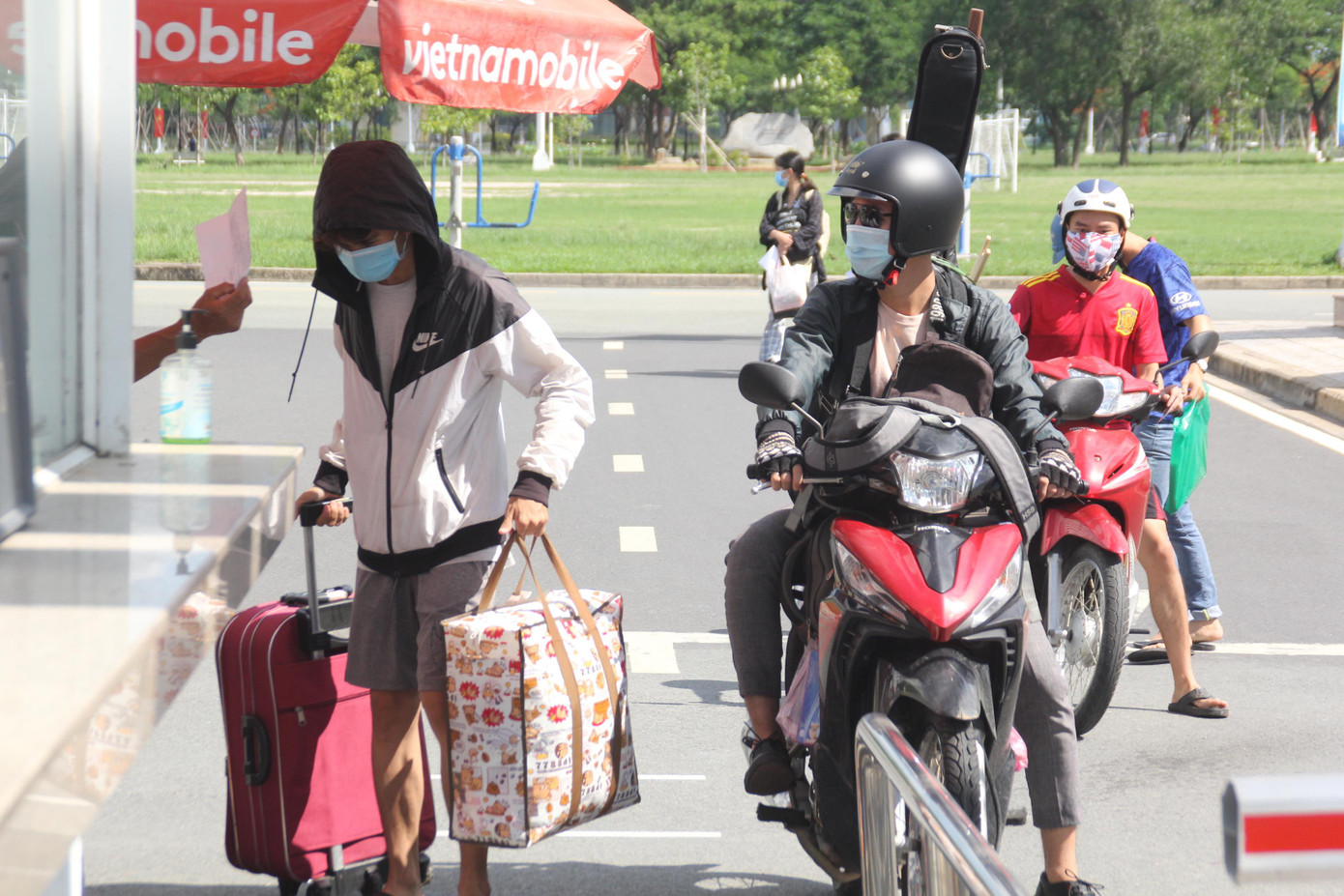 Sáng 29/5, nhiều bạn sinh viên nhanh chóng thu dọn hành lý, đồ đạc cá nhân khỏi ký túc xá