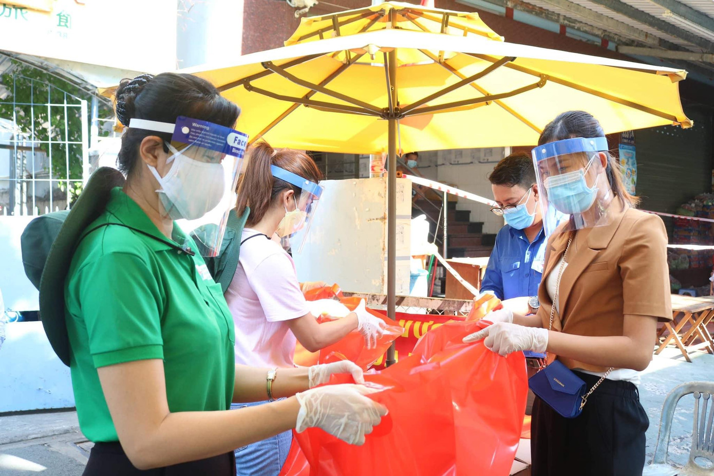 Không quản nắng nóng, các nghệ sỹ như MC Quỳnh Hoa, Hoa hậu Trái đất Thái Thị Hoa, diễn viên điện ảnh Kim Tuyến, MC Quốc Bình... đã mang nước, thực phẩm đến tặng các lực lượng chức năng, tình nguyện viên đang làm nhiệm vụ và người dân tại các chốt kiểm soát, phong tỏa. Không quản nắng nóng, các nghệ sỹ như MC Quỳnh Hoa, Hoa hậu Trái đất Thái Thị Hoa, diễn viên điện ảnh Kim Tuyến, MC Quốc Bình... đã mang nước, thực phẩm đến tặng các lực lượng chức năng, tình nguyện viên đang làm nhiệm vụ và người dân tại các chốt kiểm soát, phong tỏa.