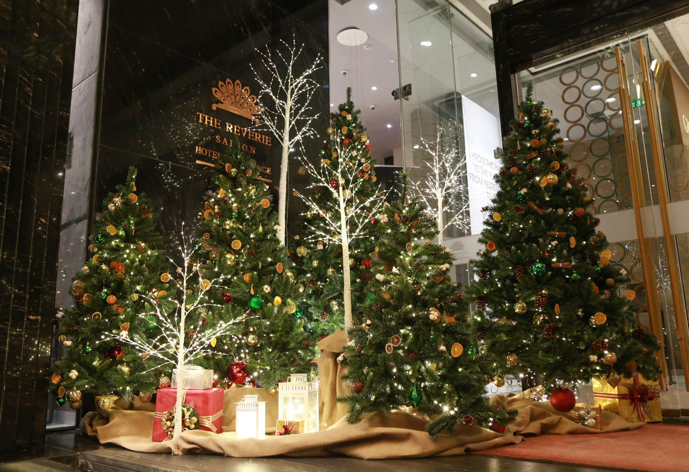 Các khách sạn, trung tâm thương mại cũng đã bài trí cây thông Noel đẹp mắt, rực rỡ chào đón mùa Giáng sinh 2021.