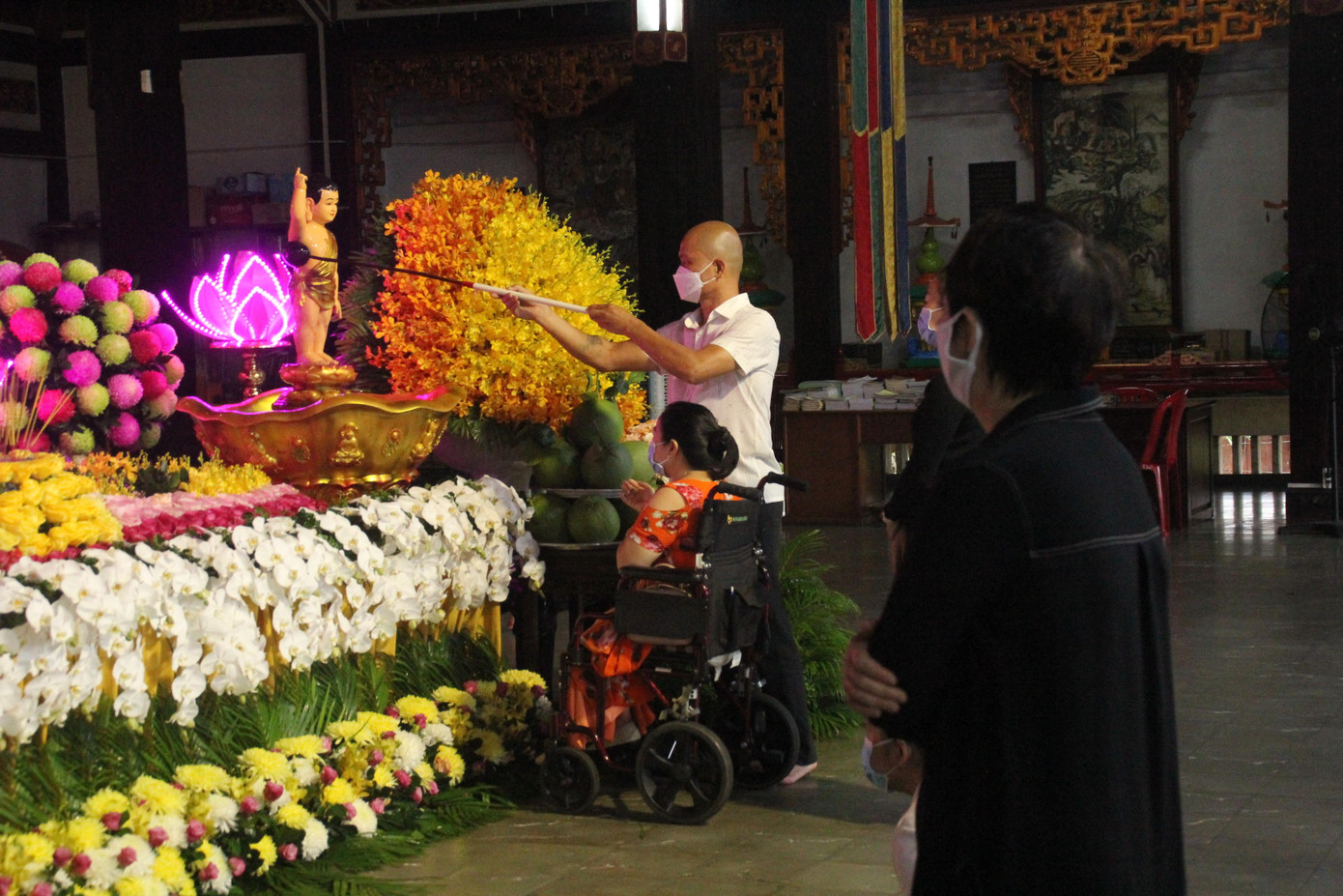 Người dân thực hiện nghi thức tắm Phật trong ngày lễ Phật đản 15/4 Âm lịch