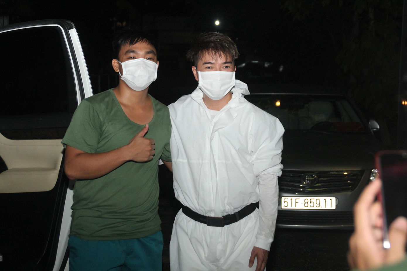 Một bạn trẻ làm nhiệm vụ tại khu cách ly chụp vội tấm ảnh kỷ niệm với ca sỹ Đàm Vĩnh Hưng.