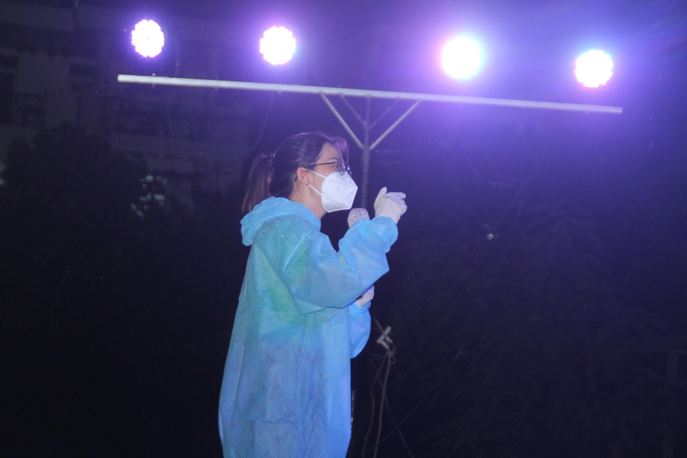 Trong khuôn khổ chương trình, các chuyên gia tâm lý trực tiếp chia sẻ những kiến thức cùng lời động viên giúp bà con ở khu cách ly tập trung có thể an lòng, giữ vững niềm tin để sớm chiến thắng bệnh tật, trở về cuộc sống bình thường. (Trong ảnh: ThS. Trần Thị Thanh Trà (giảng viên Trường Đại học Mở TPHCM chia sẻ với người mắc COVID-19).