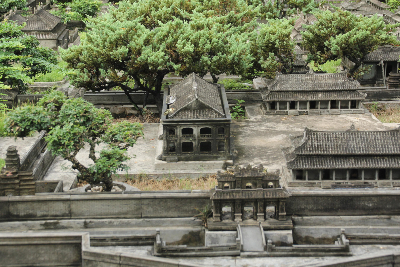 Đa số các hạng mục, công trình kiến trúc này được gia chủ sử dụng đá xay nhuyễn ép vào khuôn để tạo hình theo đúng thiết kế. Mỗi hạng mục, kiến trúc đều được TS. Tùng thực hiện tuân thủ nguyên mẫu thực tế.