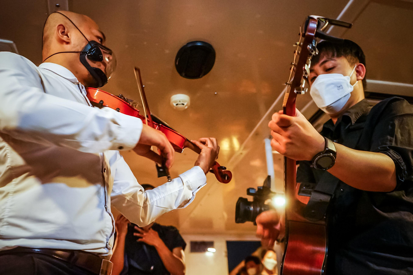 Người dân không những được ngắm TPHCM về đêm, hóng mát, chụp hình các công trình nổi tiếng của thành phố, mà còn được thưởng thức âm nhạc, ăn uống cùng bạn bè, người thân ngay trên buýt sông.