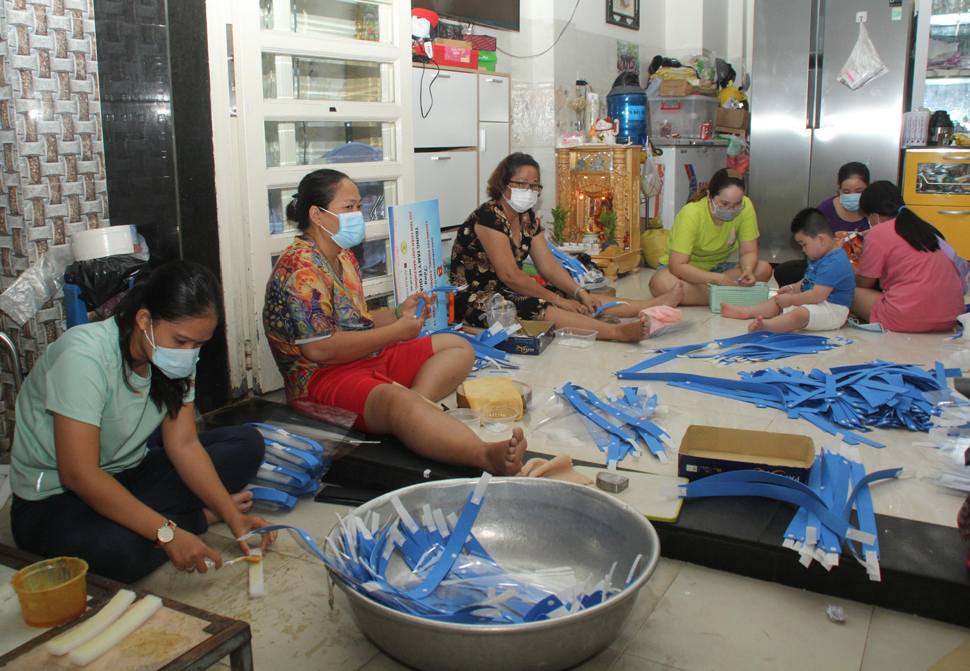 Những ngày này, từ sáng đến tối, gia đình Nguyệt Thanh tất bật với công việc chế tạo sản phẩm kính chắn giọt bắn. Các thành viên nhỏ tuổi trong gia đình cũng tham gia phụ những công việc vừa sức mình như dán decal, lau chùi sản phẩm trước khi đóng gói...