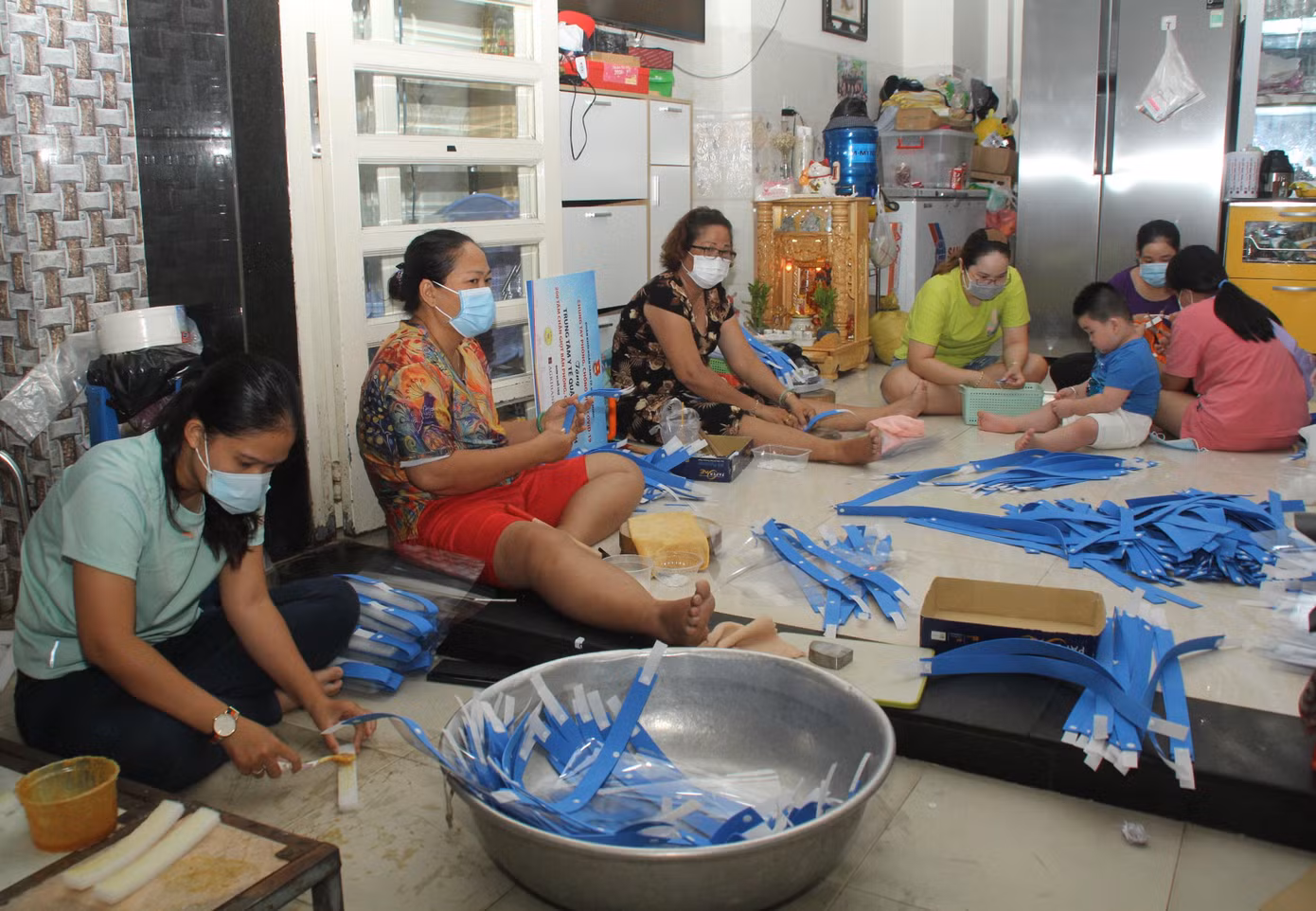 Những ngày này, từ sáng đến tối, gia đình Nguyệt Thanh tất bật với công việc chế tạo sản phẩm kính chắn giọt bắn. Các thành viên nhỏ tuổi trong gia đình cũng tham gia phụ những công việc vừa sức mình như dán decal, lau chùi sản phẩm trước khi đóng gói... Những ngày này, từ sáng đến tối, gia đình Nguyệt Thanh tất bật với công việc chế tạo sản phẩm kính chắn giọt bắn. Các thành viên nhỏ tuổi trong gia đình cũng tham gia phụ những công việc vừa sức mình như dán decal, lau chùi sản phẩm trước khi đóng gói...