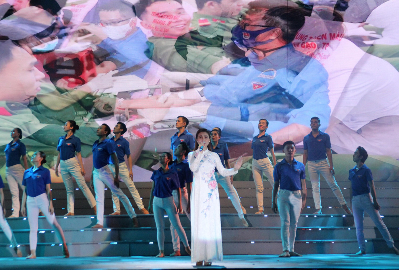 Giang Hồng Ngọc với ca khúc "Khát vọng"