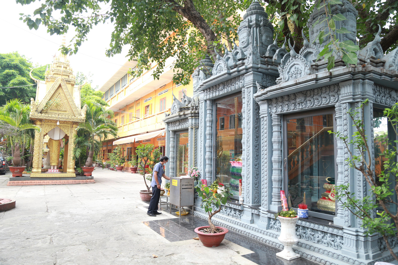 Các tháp thờ trang nghiêm, bề thế.