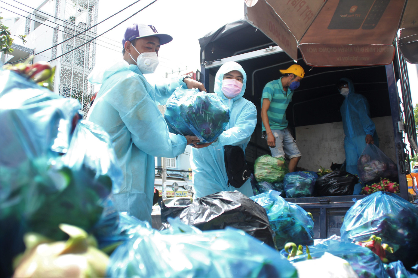 Từng túi quà nông sản được chuyển vào bên trong để san sẻ với các hộ dân bị mắc kẹt. Từng túi quà nông sản được chuyển vào bên trong để san sẻ với các hộ dân bị mắc kẹt.