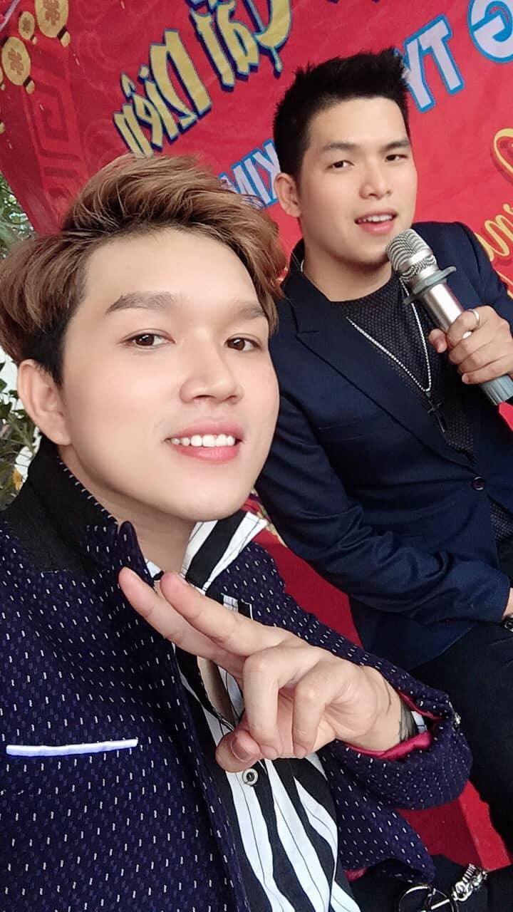 Kiệt (bên phải) có công việc là MC đám cưới. Thời gian dịch dã này, Kiệt mất thu nhập khá nhiều. Dẫu vậy chàng thanh niên vẫn tận tình chăm lo cho người xa lạ bằng cả tấm lòng Kiệt (bên phải) có công việc là MC đám cưới. Thời gian dịch dã này, Kiệt mất thu nhập khá nhiều. Dẫu vậy chàng thanh niên vẫn tận tình chăm lo cho người xa lạ bằng cả tấm lòng