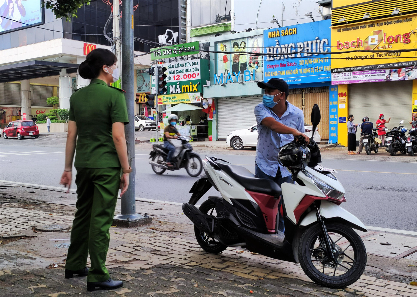 Nỗi lòng phụ huynh trong kỳ thi đặc biệt ở TPHCM ảnh 10