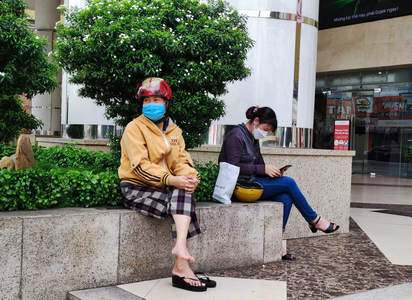 Bà Thùy Trang chờ con trong buổi thi môn Ngữ văn sáng ngày 7/7 Bà Thùy Trang chờ con trong buổi thi môn Ngữ văn sáng ngày 7/7