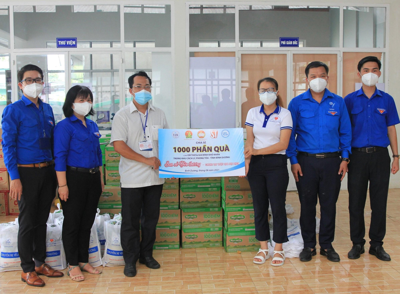 Trao tặng 1.000 phần quà nhu yếu phẩm cùng các vật dụng y tế cho các trường hợp khó khăn, lực lượng tham gia công tác phòng chống dịch tại Bình Dương (Ảnh: YSW) Trao tặng 1.000 phần quà nhu yếu phẩm cùng các vật dụng y tế cho các trường hợp khó khăn, lực lượng tham gia công tác phòng chống dịch tại Bình Dương (Ảnh: YSW)