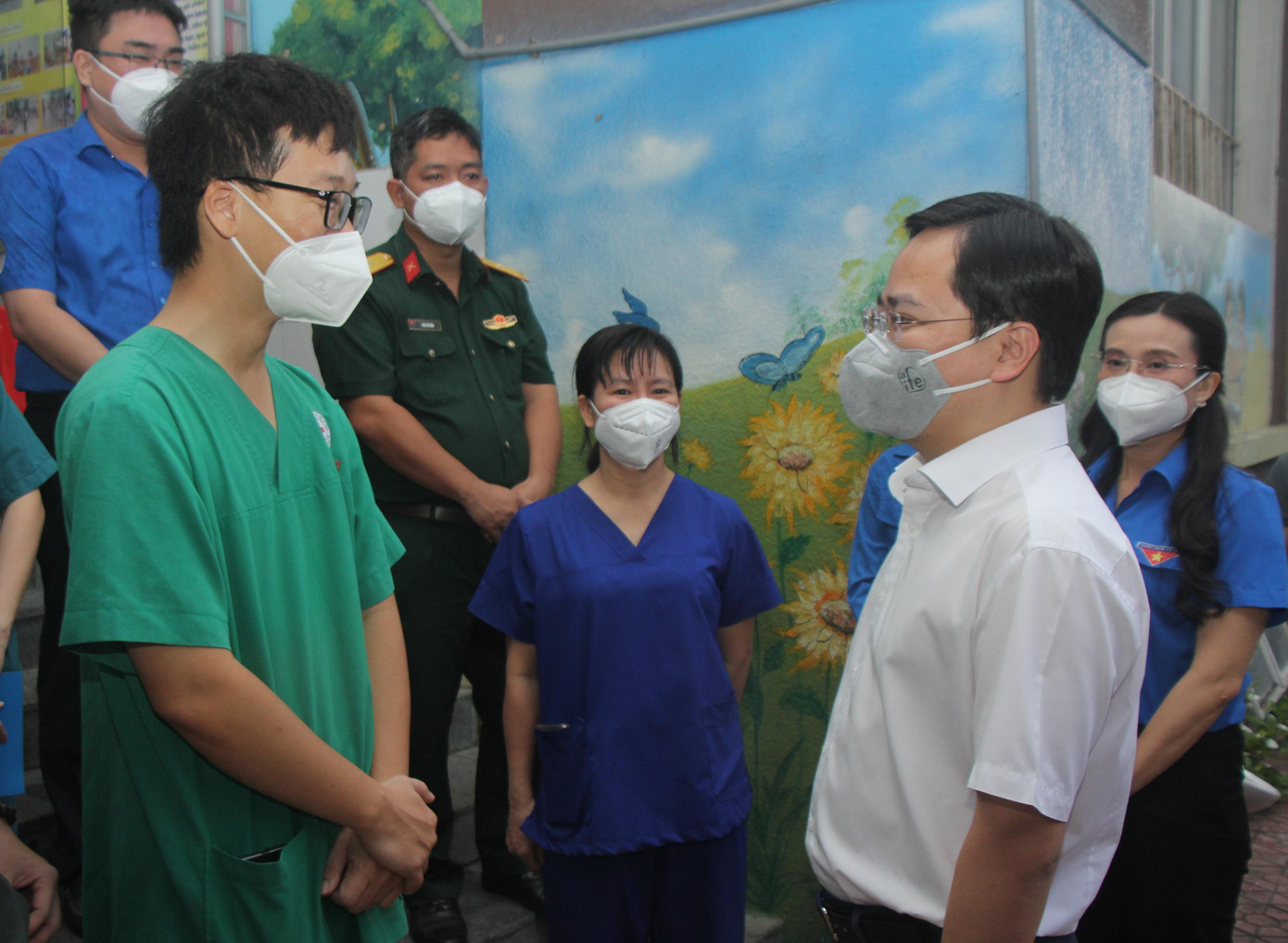 Biết ơn công sức của đội ngũ y bác sĩ tuyến đầu, anh Nguyễn Anh Tuấn mong các bạn tiếp tục mạnh khỏe, vững vàng trên trận địa chống COVID-19 - Ảnh: Ngô Tùng