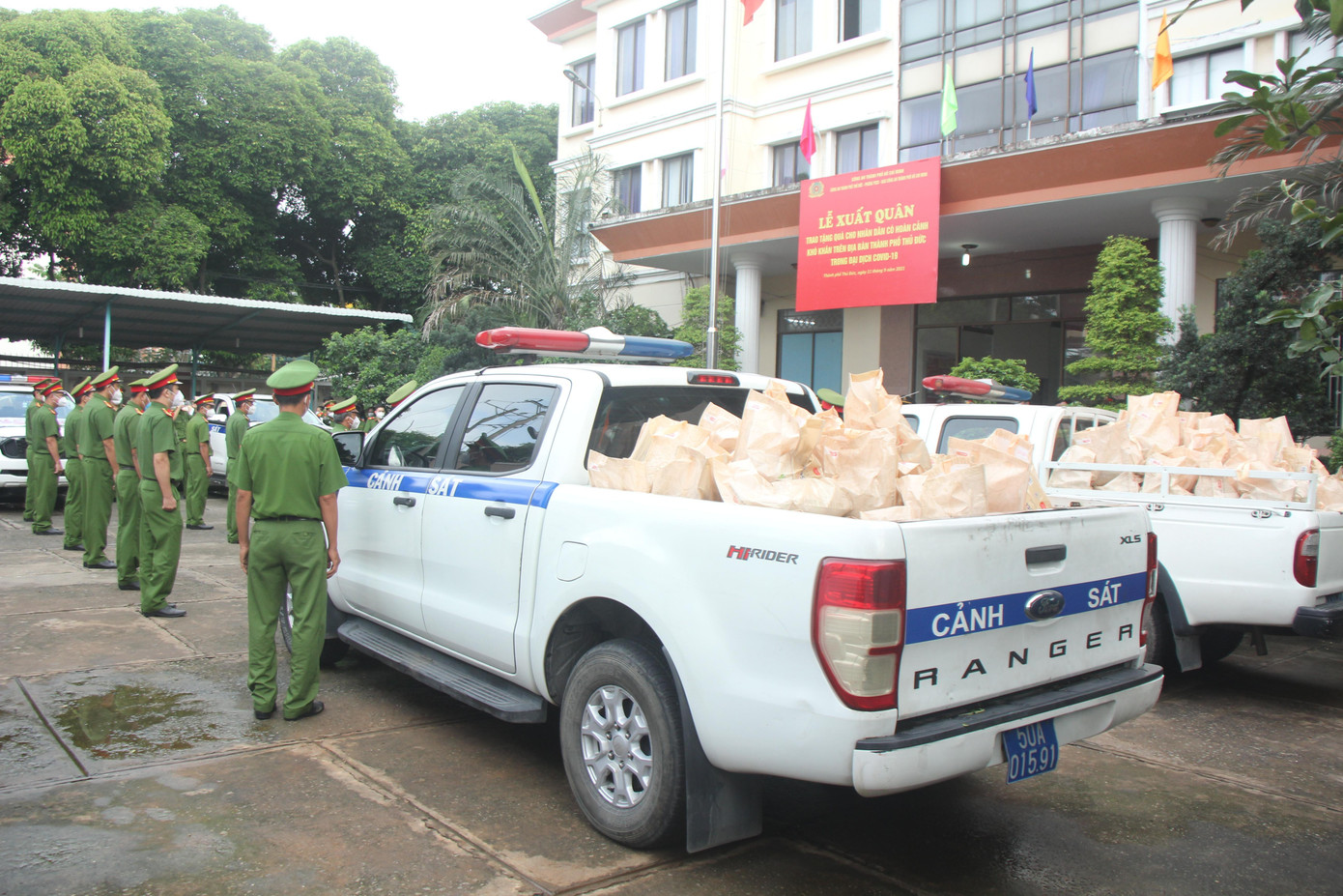 Công an TP. Thủ Đức trước giờ đi trao quà cho bà con nhân dân tại 34 phường.