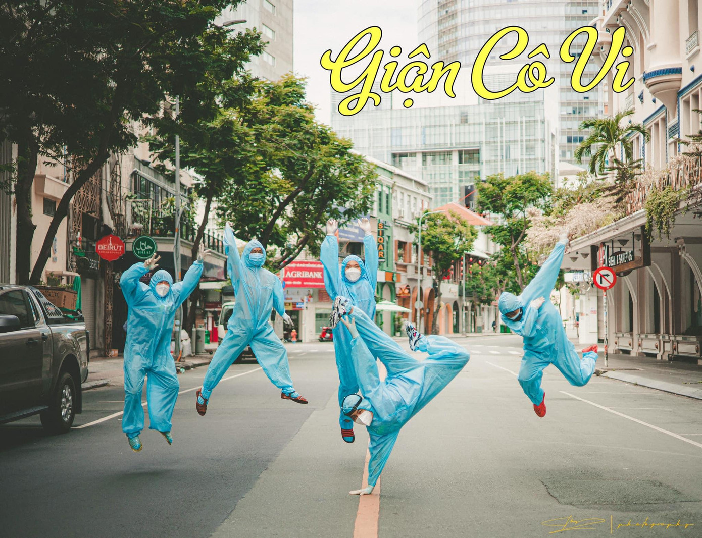 Phút thư giãn vui vẻ sau khi hoàn thành nhiệm vụ của các thành viên đội khử khuẩn di động phản ứng nhanh (Ảnh: FBNV).