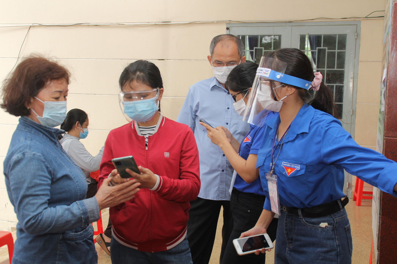 Minh Khuê hăng hái giúp đỡ người lớn tuổi khi đến tiêm vắc xin