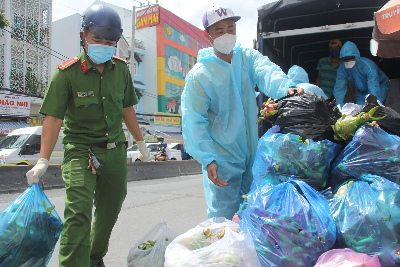 Những ngày qua, trung úy Đoàn Võ Anh Duy (Công an phường Tân Phú, quận 7, TPHCM) kết nối, kêu gọi Mạnh thường quân để hỗ trợ bà con có hoàn cảnh khó khăn đang "mắc kẹt" tại các khu phố, khu trọ có các trường hợp khó khăn. Những ngày qua, trung úy Đoàn Võ Anh Duy (Công an phường Tân Phú, quận 7, TPHCM) kết nối, kêu gọi Mạnh thường quân để hỗ trợ bà con có hoàn cảnh khó khăn đang "mắc kẹt" tại các khu phố, khu trọ có các trường hợp khó khăn.