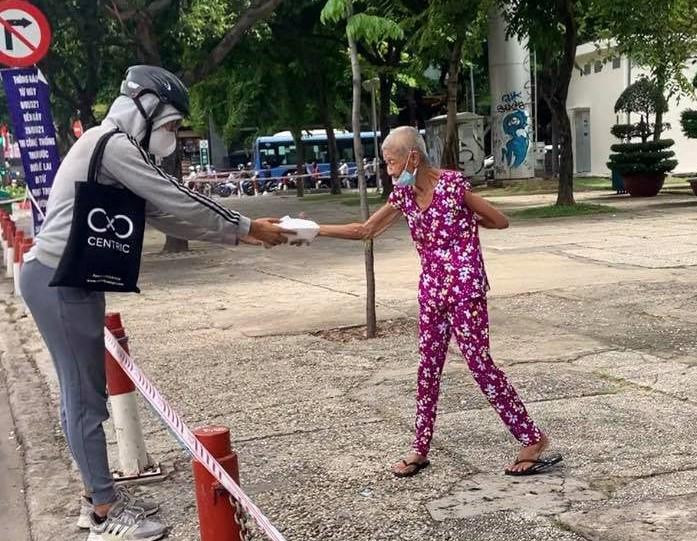 Lâm Quách dành nhiều tâm sức chăm lo những người khó khăn suốt hơn một tháng qua (Ảnh: NVCC) Lâm Quách dành nhiều tâm sức chăm lo những người khó khăn suốt hơn một tháng qua (Ảnh: NVCC)