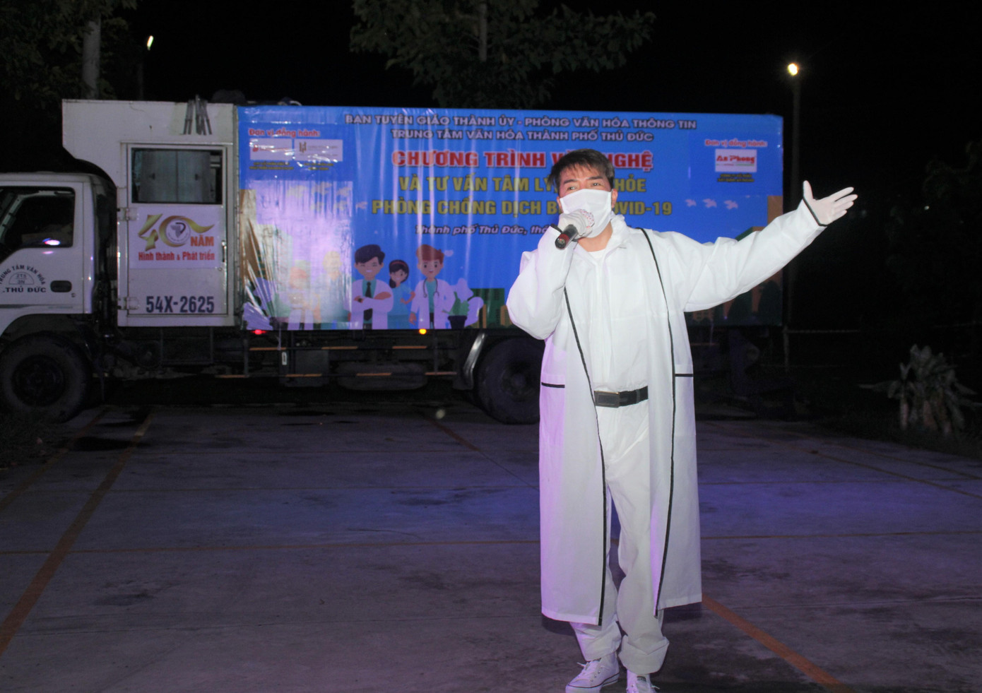 Trong số các ca khúc trình bày tại sân khấu đặc biệt là khu cách ly Ký túc xá Trường Đại học Sư phạm Kỹ thuật TPHCM, ca sỹ Đàm Vĩnh Hưng thể hiện một ca khúc được anh viết lại toàn bộ lời mới trên nền bài hát quen thuộc "Tuổi hồng thơ ngây" chứa đựng nhiều thông điệp tích cực, mang tính sẻ chia, cổ vũ tinh thần cho bà con, người dân trong thời điểm dịch bệnh phức tạp.