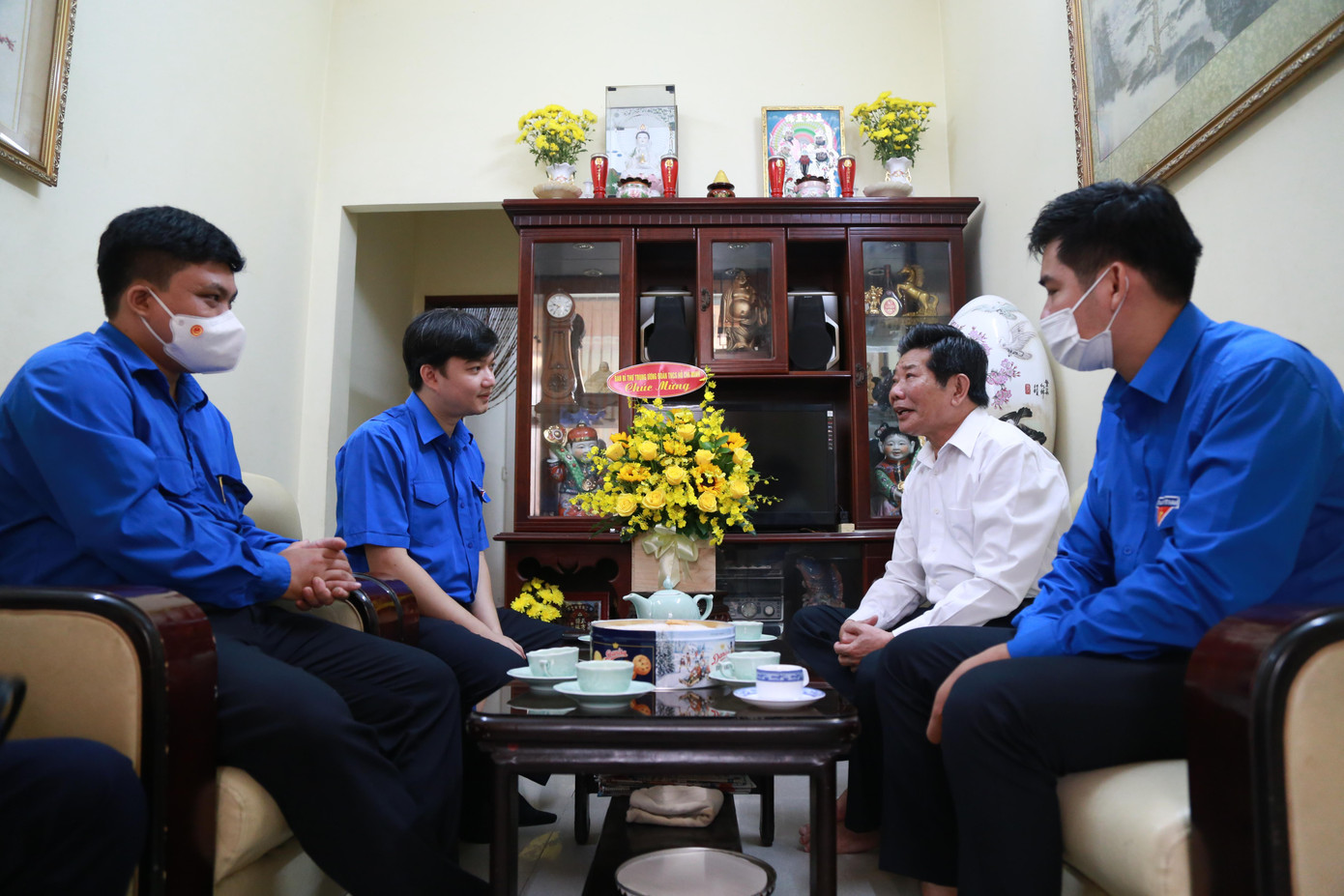 Đoàn công tác Trung ương Đoàn, Trung ương Hội SVVN thăm hỏi, chúc mừng PGS.TS Vũ Tình nhân dịp kỷ niệm 39 năm ngày Nhà giáo Việt Nam 20/11 - Ảnh: Ngô Tùng Đoàn công tác Trung ương Đoàn, Trung ương Hội SVVN thăm hỏi, chúc mừng PGS.TS Vũ Tình nhân dịp kỷ niệm 39 năm ngày Nhà giáo Việt Nam 20/11 - Ảnh: Ngô Tùng