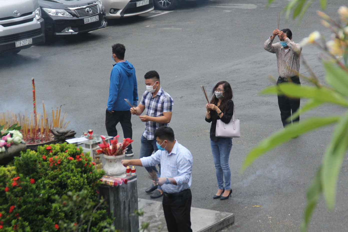 Người dân, quý phật tử đến chùa Vĩnh Nghiêm, quận 3 thắp nhang lễ Phật sáng 26/5