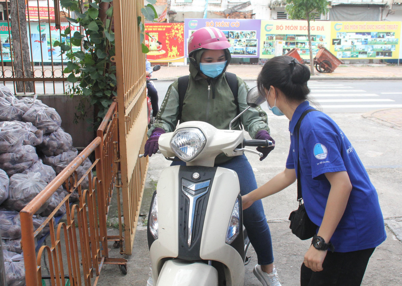 Người dân đến mua trực tiếp tại trụ sở Hội LHTN Việt Nam TPHCM