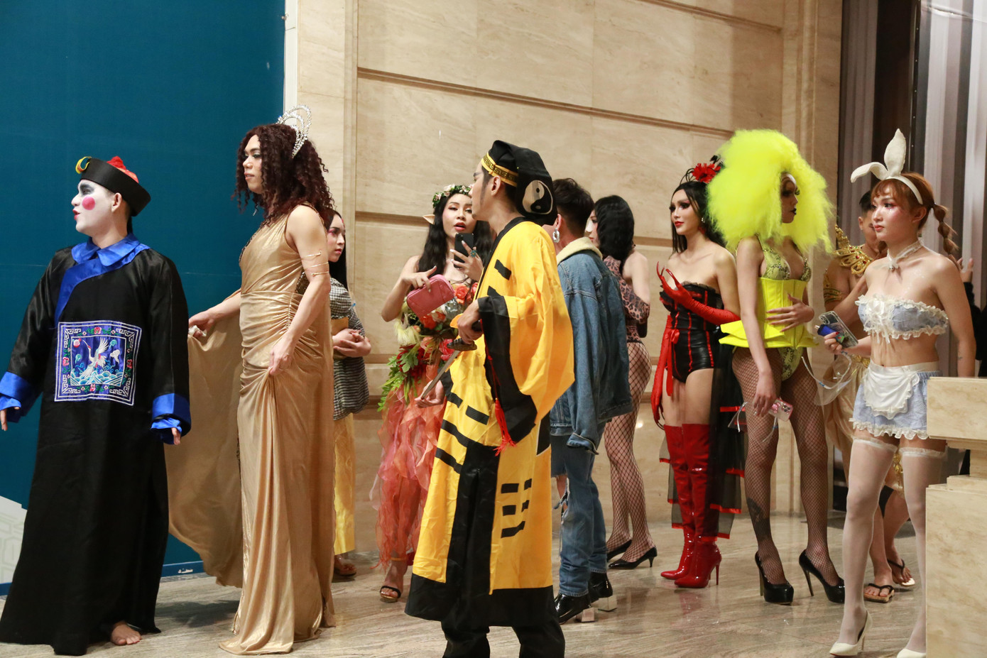 Các cosplayer "thần thánh" cuốn hút sự theo dõi của nhiều người dạo phố.